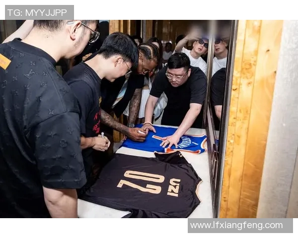 足球明星与卡梅隆同框合影展现运动与艺术的完美结合