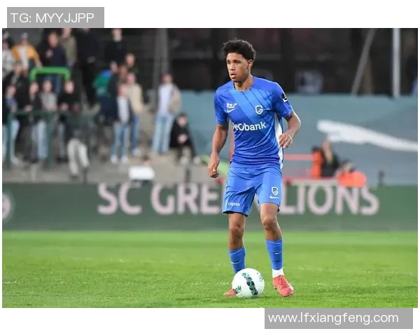 足球明星悄然现身为忠实粉丝送上意外惊喜引发热烈反响